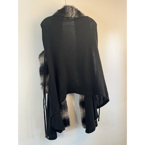 Pretty Angel Sleeveless Faux Fur Trim Oversized Wrap With Toggle Closure L/XL - Picture 7 of 10